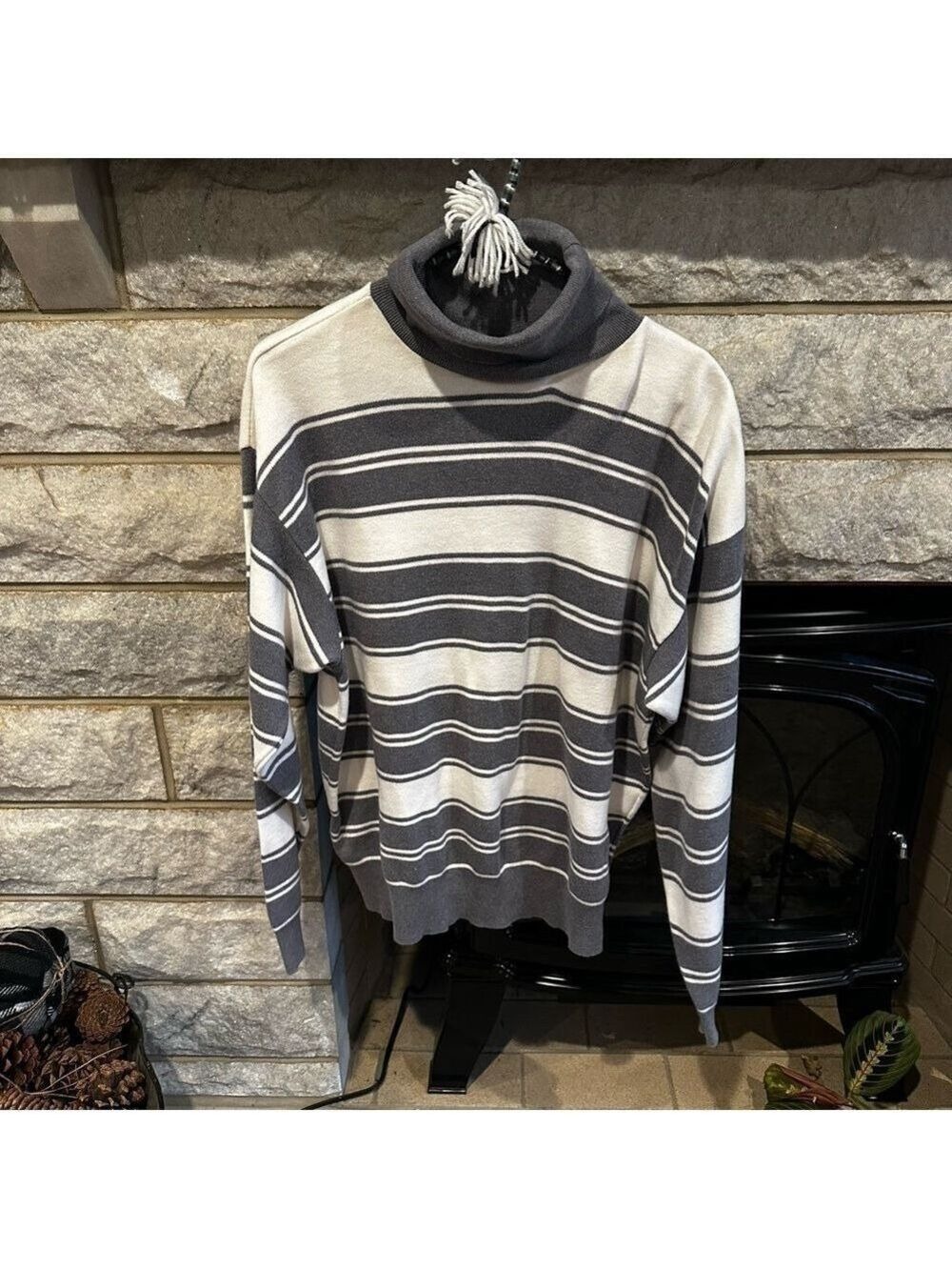 Liz Sport Gray White Turtleneck Pullover M